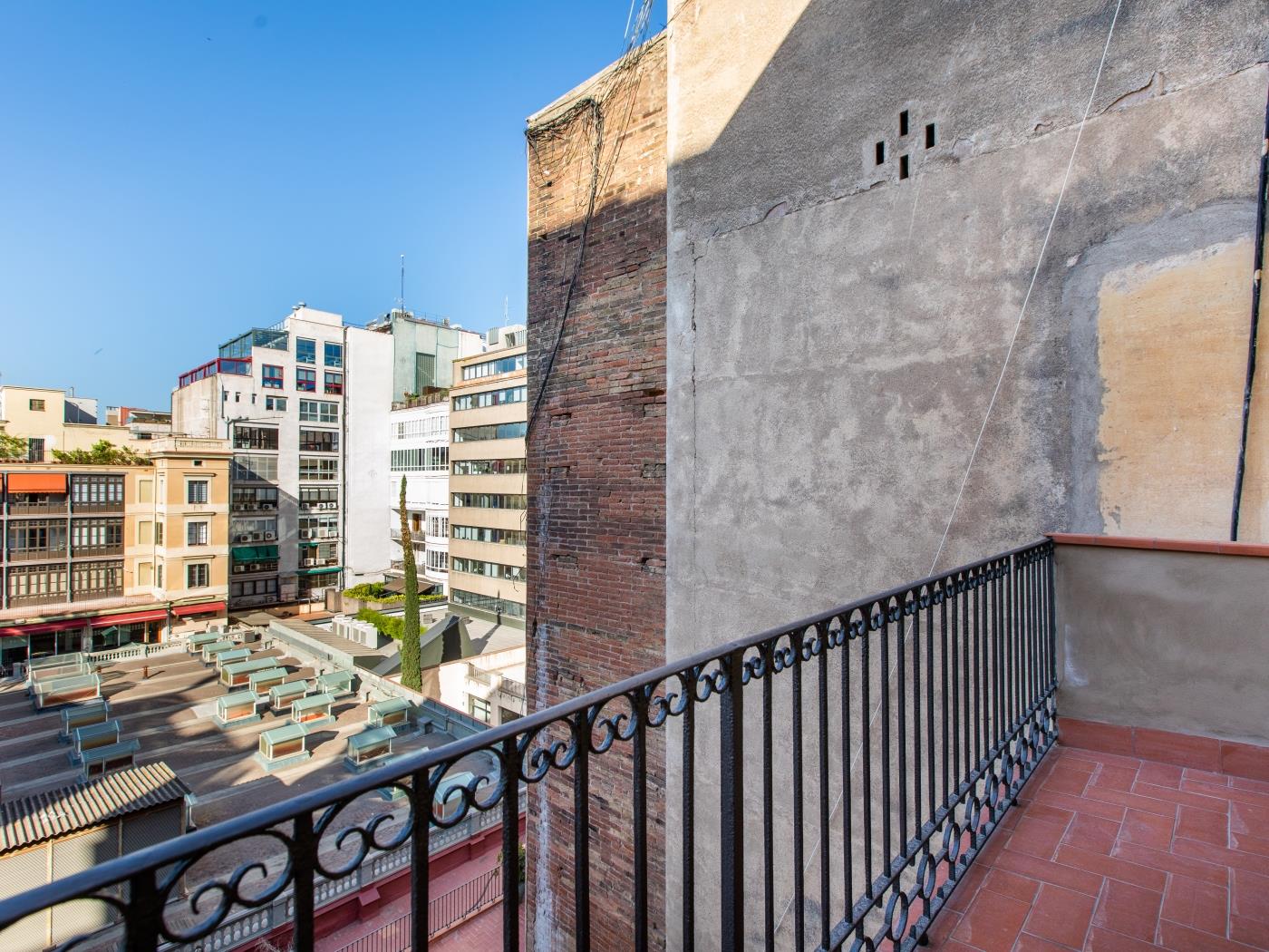 BEAUTIFUL SUITE WITH BALCONY IN CO-LIVING in Barcelona