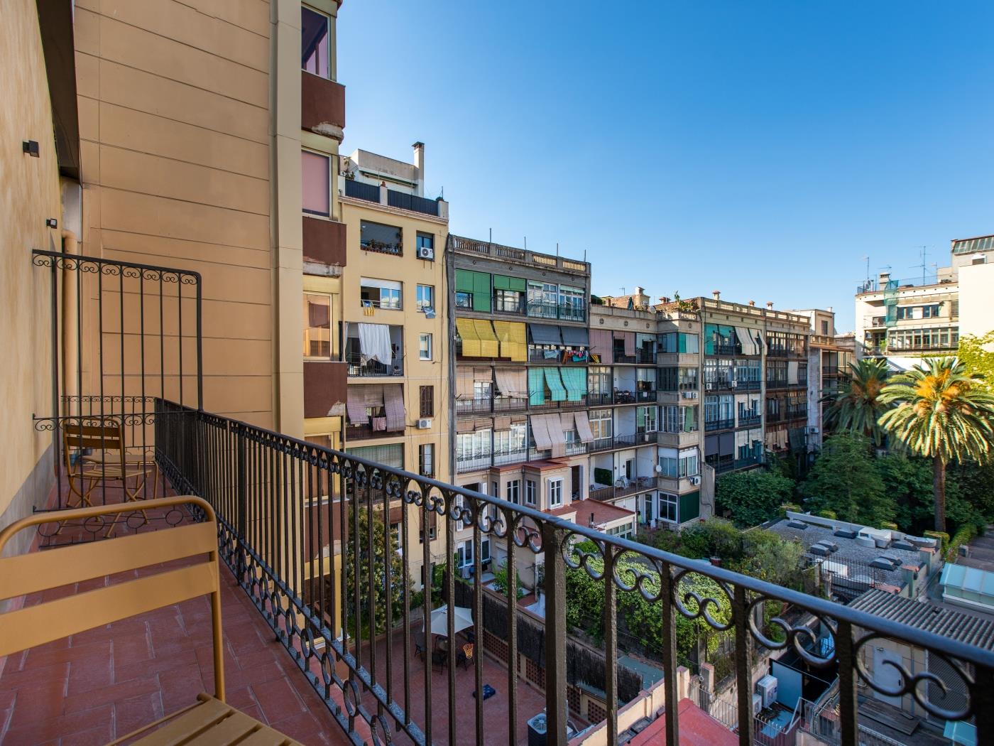 BEAUTIFUL SUITE WITH BALCONY IN CO-LIVING in Barcelona