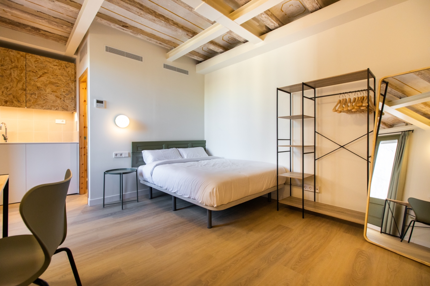 BEAUTIFUL SUITE WITH PRIVATE BALCONY IN CO-LIVING in Barcelona