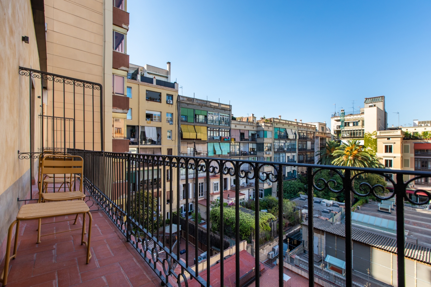 BEAUTIFUL SUITE WITH PRIVATE BALCONY IN CO-LIVING in Barcelona