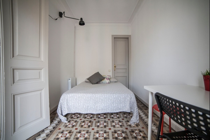 Rental unit in Barcelona · ★New · 6 bedrooms · 2 baths in Barcelona