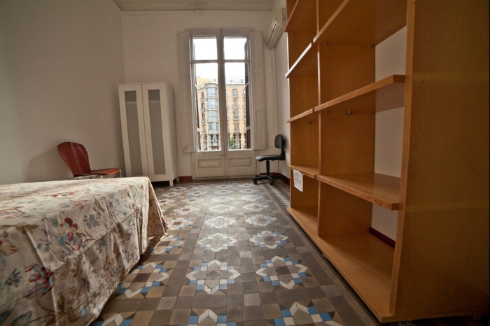 Rental unit in Barcelona · ★New · 6 bedrooms · 6 beds · 2 baths in Barcelona
